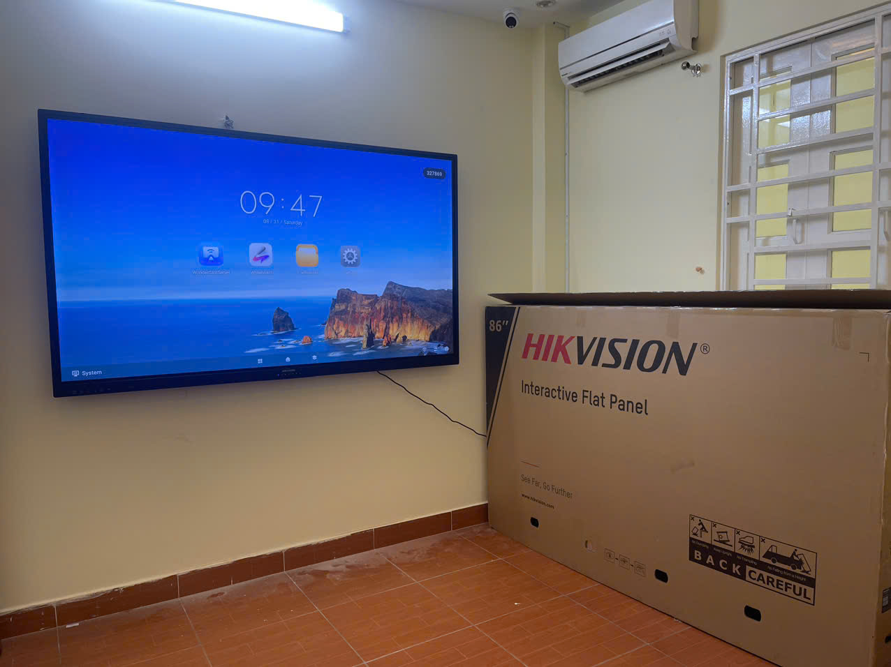 LẮP ĐẶT MÀN HÌNH TƯƠNG TÁC HIKVISION 86 INCH Nâng cao hiệu quả làm việc