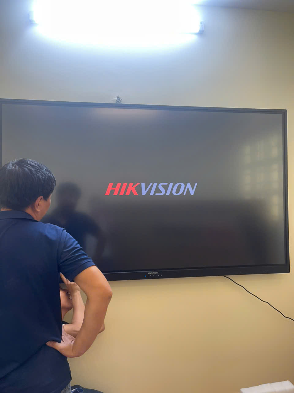 THI CÔNG LẮP ĐẶT MÀN HÌNH TƯƠNG TÁC HIKVISION Xu hướng phát triển của dịch vụ phân phối màn hình