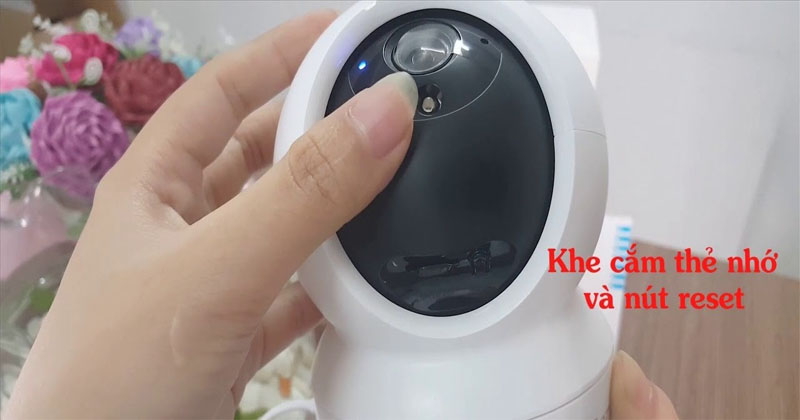 Tìm khe cắm thẻ nhớ của camera Ezviz