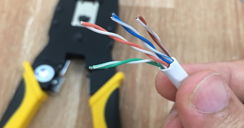 Tuốt lớp vỏ ngoài của dây