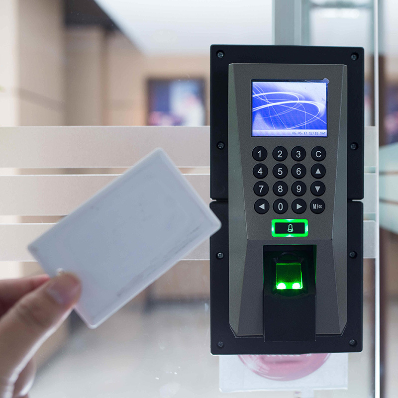 Máy chấm công thẻ từ và thẻ cảm ứng